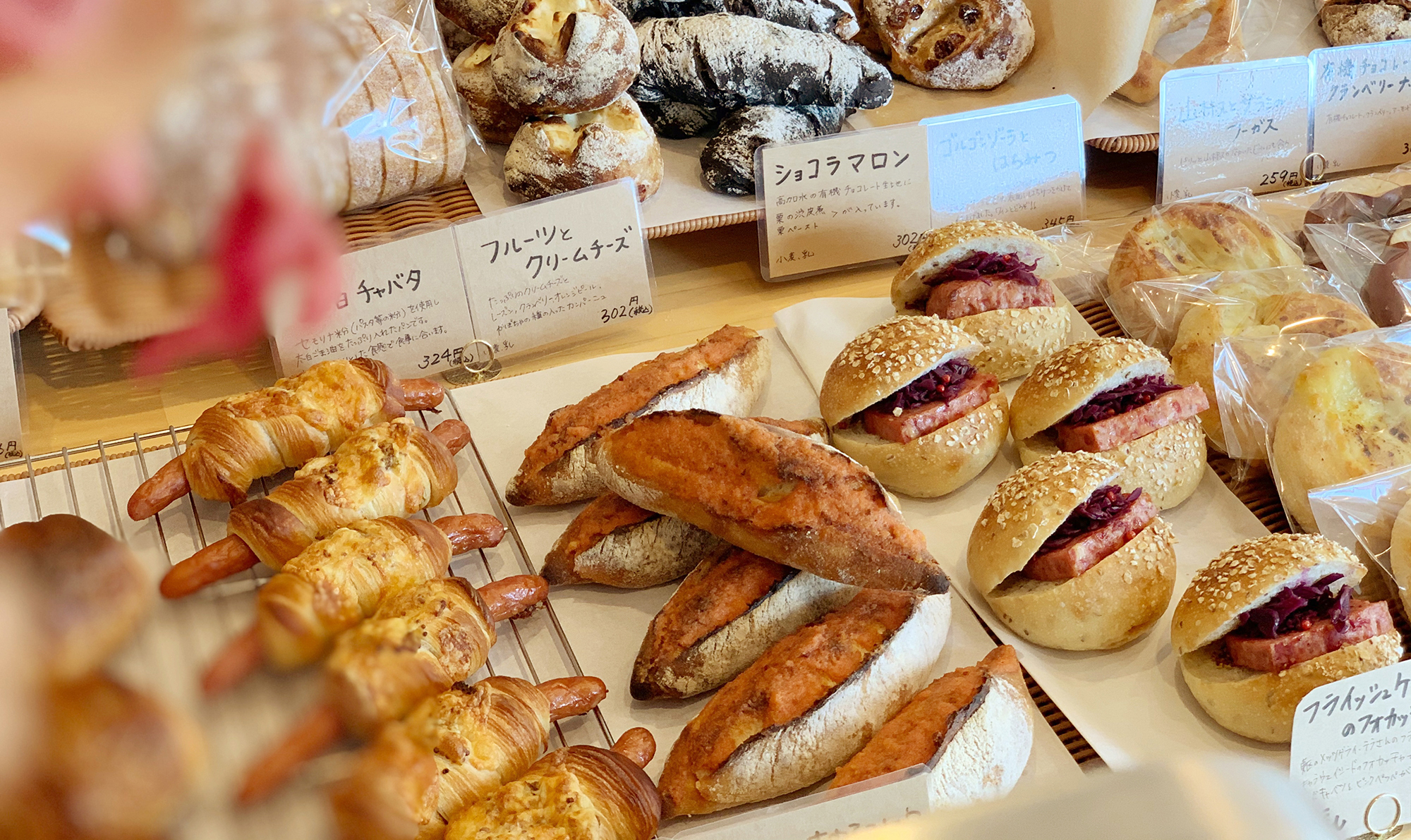 店頭に並ぶたくさんのパン