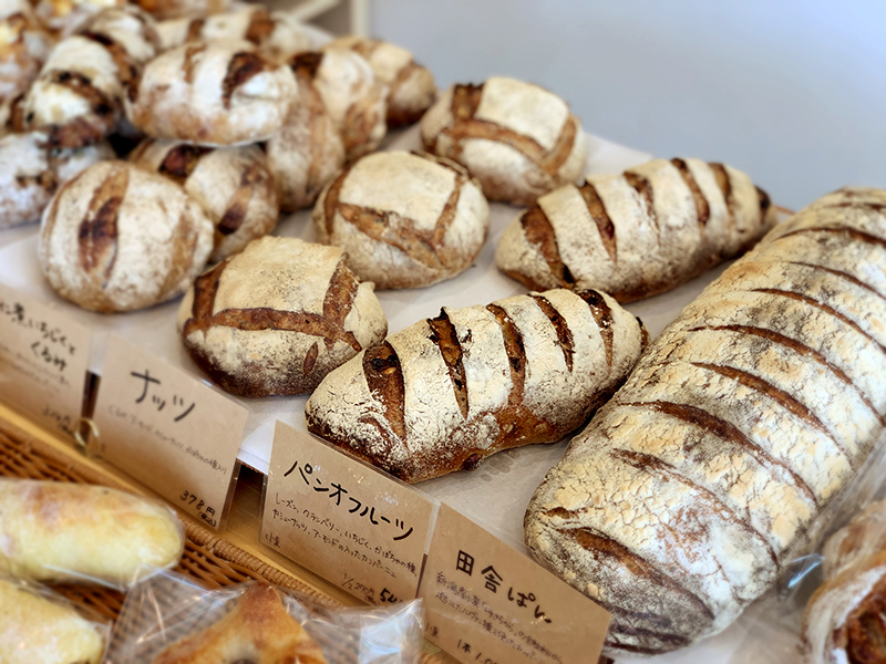 店頭に並んだ田舎パン