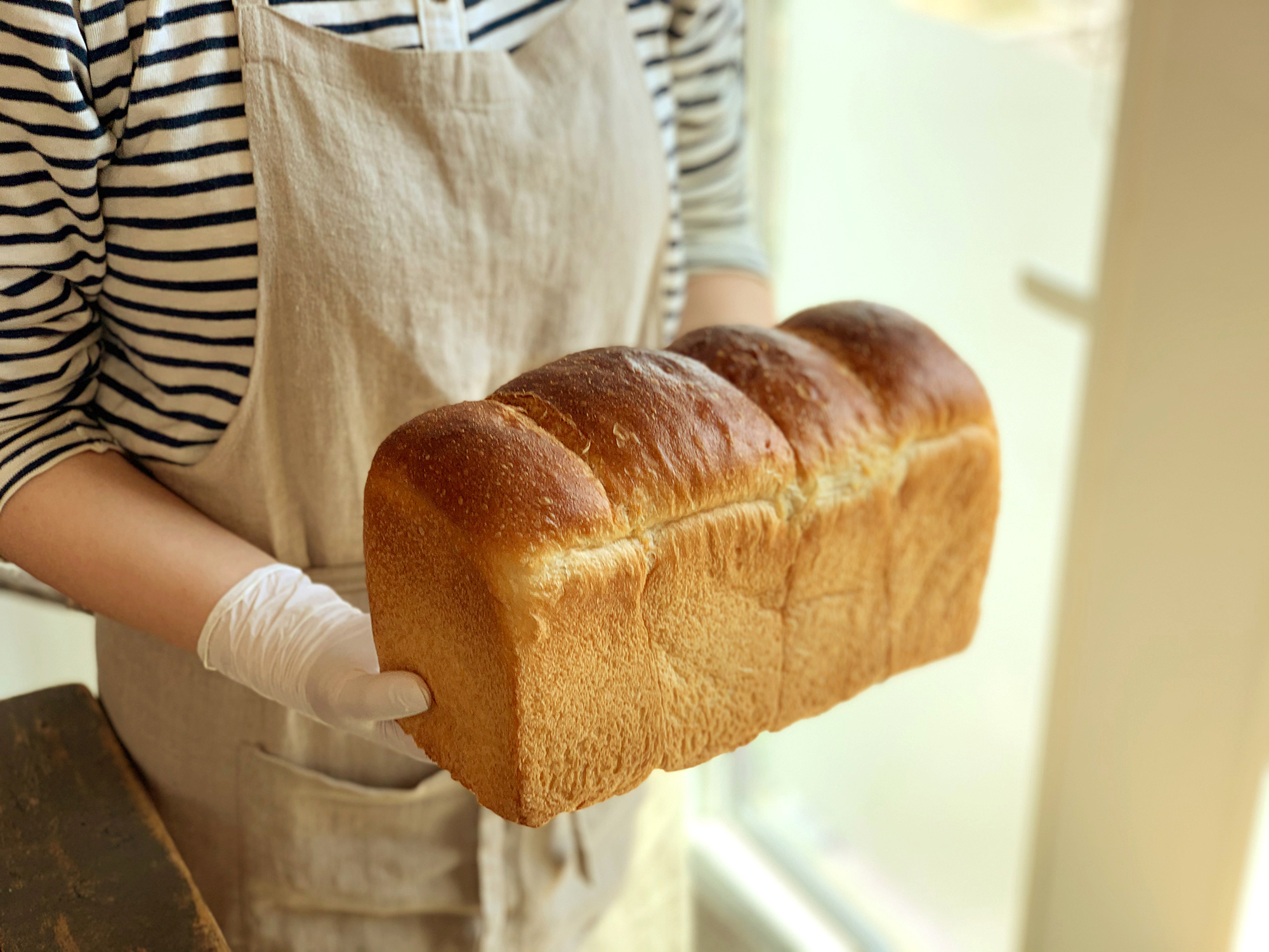 手に持った山型食パン